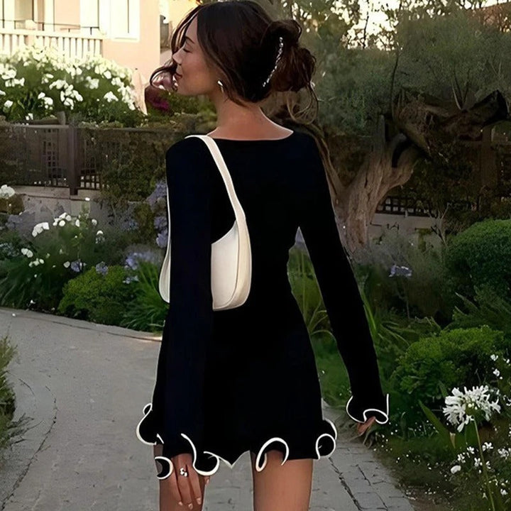 Robe mini pour femmes avec décolleté bateau, manches longues et ourlet à volants avec passepoil contrasté