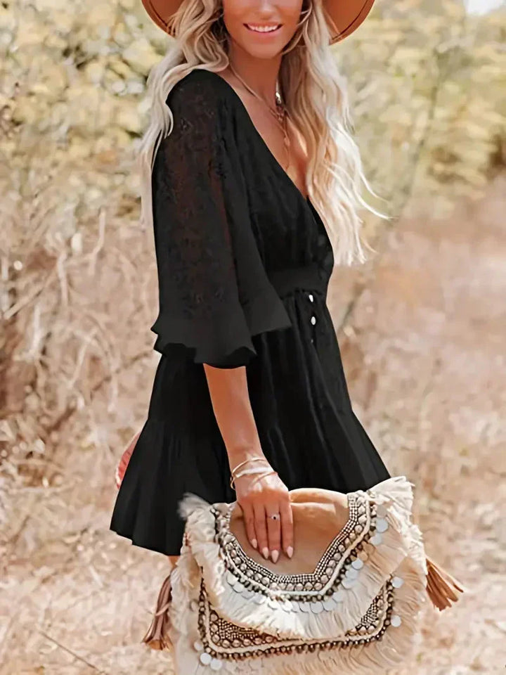 Robe mini femme avec décolleté en V et manches larges en dentelle avec volants et boutonnière