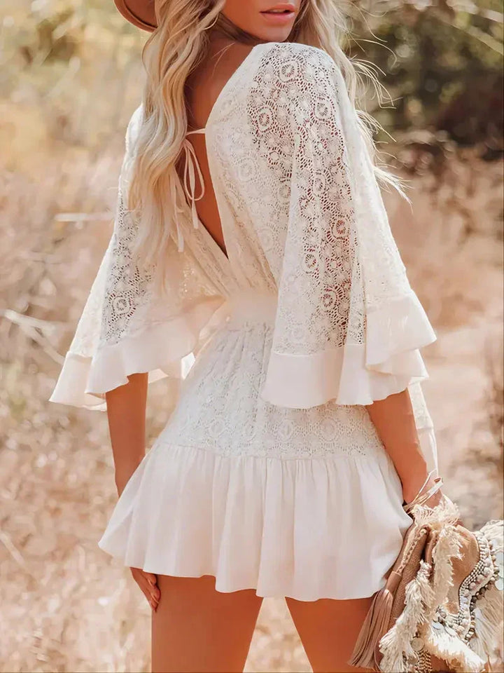 Robe mini femme avec décolleté en V et manches larges en dentelle avec volants et boutonnière