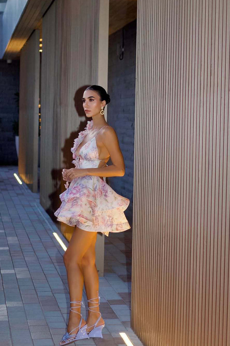 Robe mini pour femmes avec deux bretelles et application de volants et jupe à volants en couches