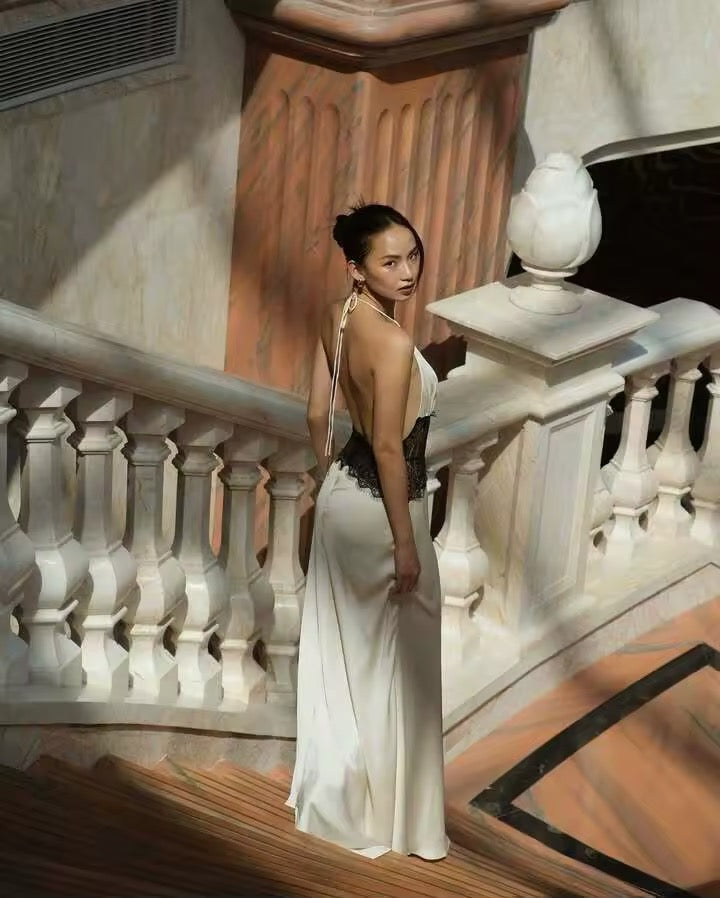 Robe maxi à dos nu pour femmes avec décolleté en V profond et insert en dentelle