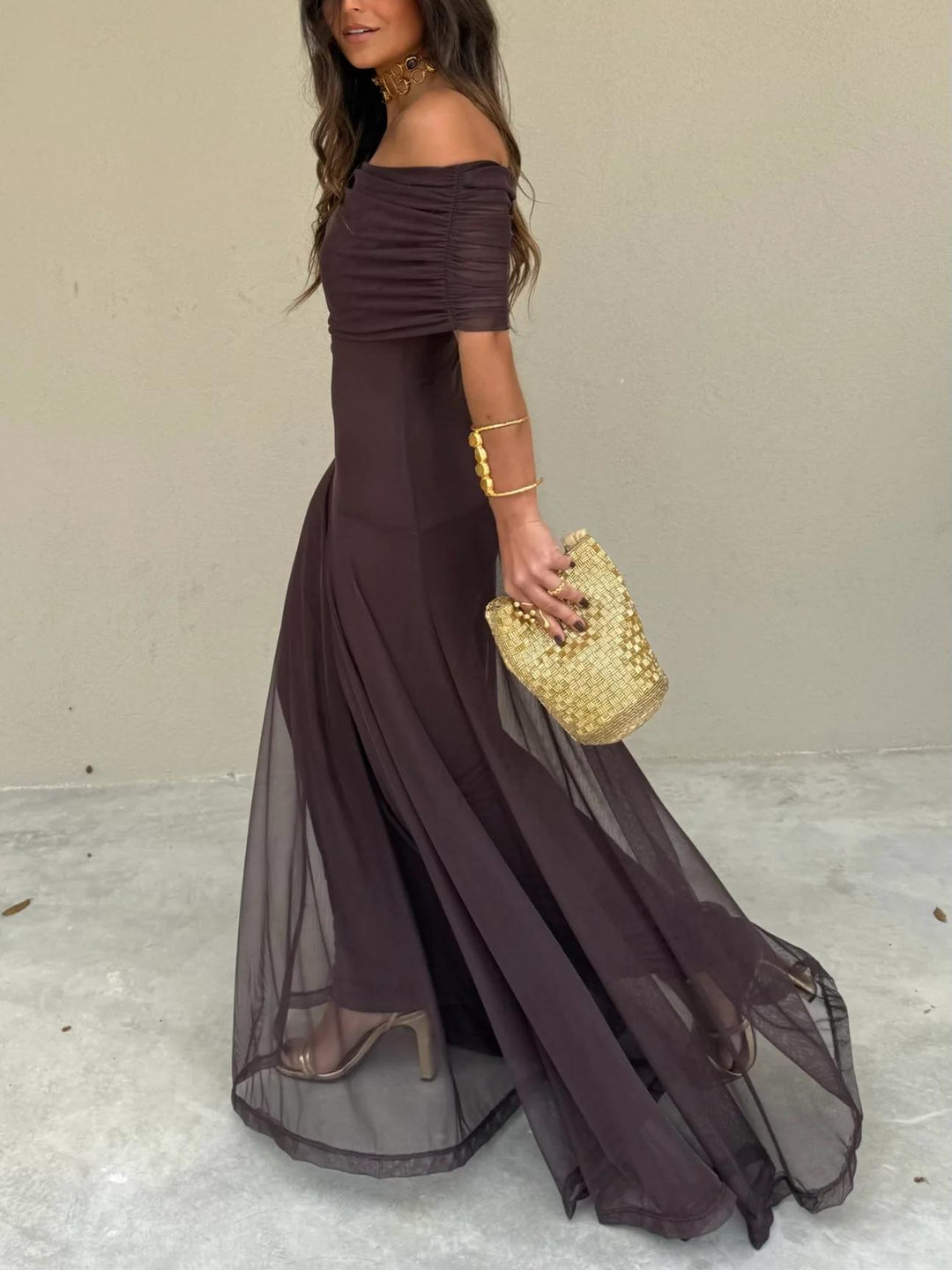 Robe maxi off-shoulder pour femmes avec corsage froncé et jupe semi-transparente