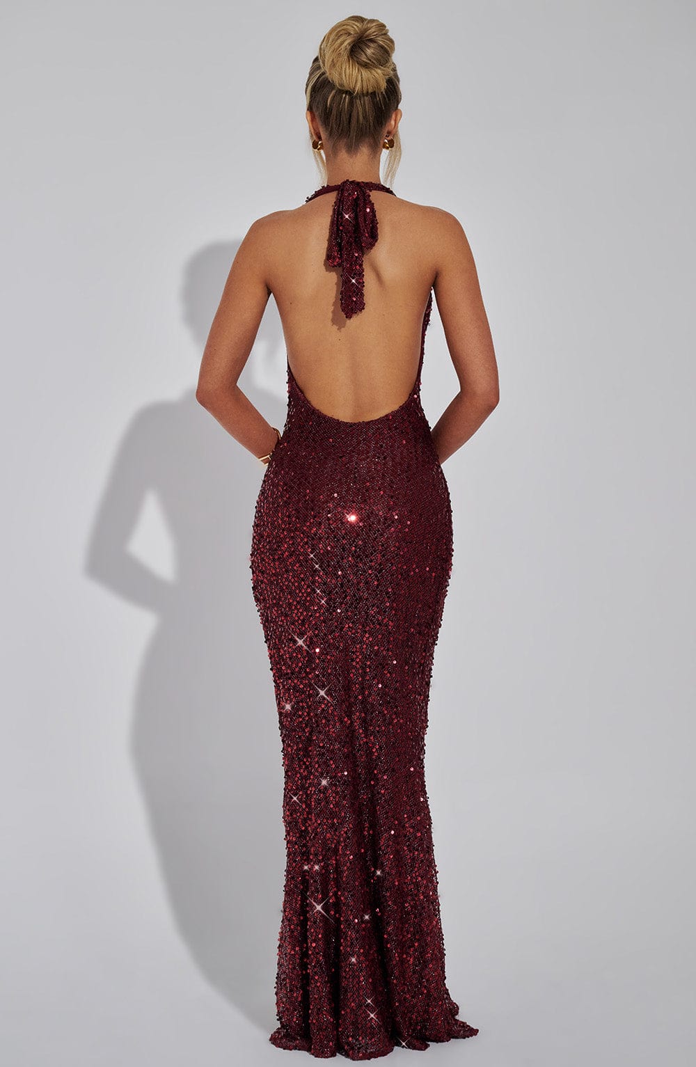 Robe maxi à paillettes pour femmes avec bretelles halter et décolleté en cowl