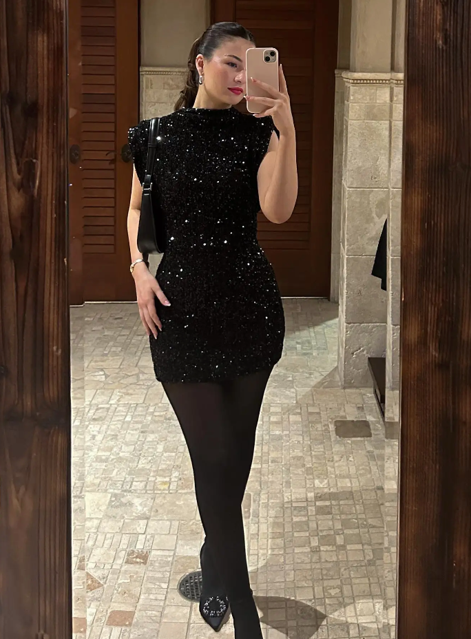 Robe mini à paillettes pour femmes avec col montant et épaules accentuées