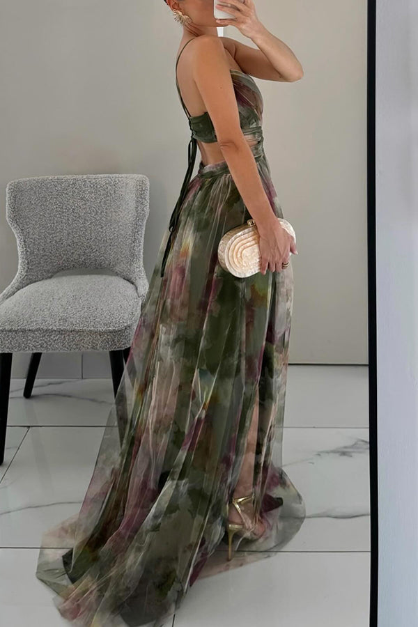 Robe maxi plissée pour femmes avec motif floral et bretelles spaghetti et décolleté enroulé