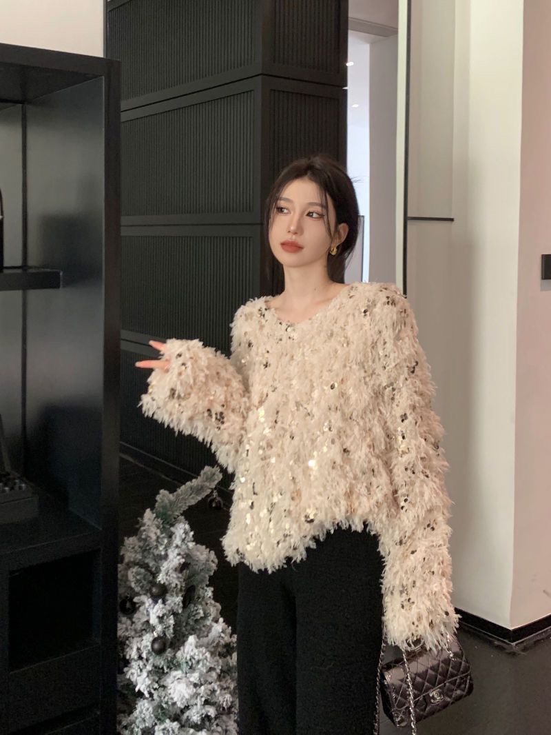 Pull femme avec décolleté bateau et surface à franges ainsi que décorations en sequins
