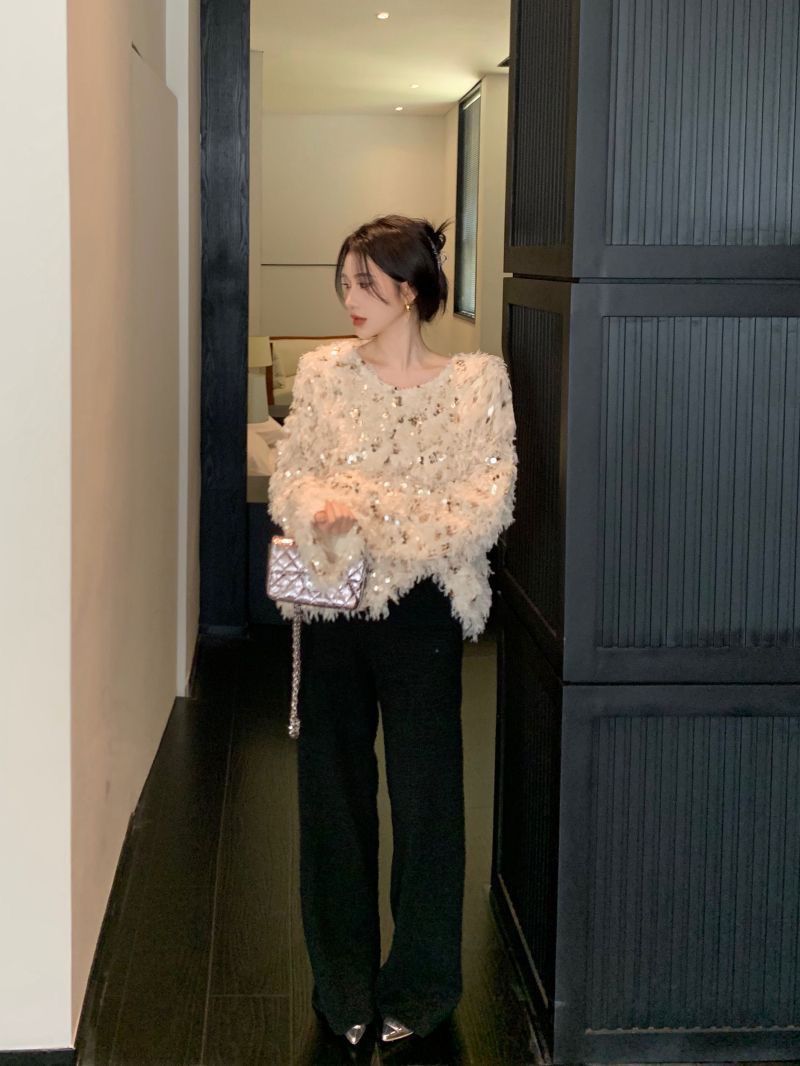 Pull femme avec décolleté bateau et surface à franges ainsi que décorations en sequins