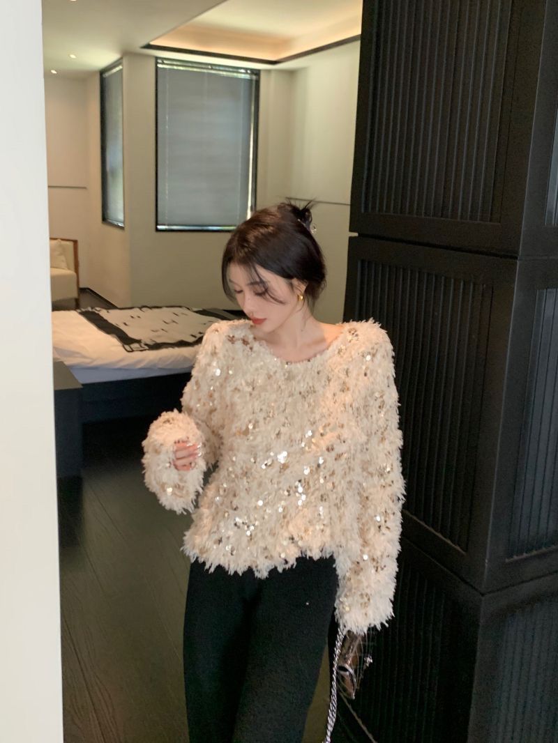 Pull femme avec décolleté bateau et surface à franges ainsi que décorations en sequins