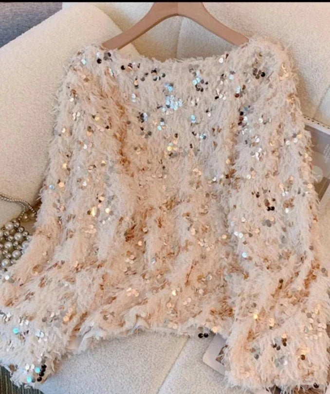 Pull femme avec décolleté bateau et surface à franges ainsi que décorations en sequins
