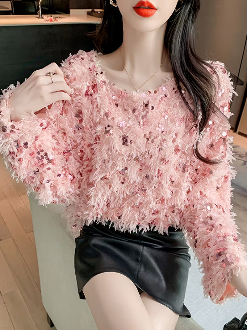 Pull femme avec décolleté bateau et surface à franges ainsi que décorations en sequins