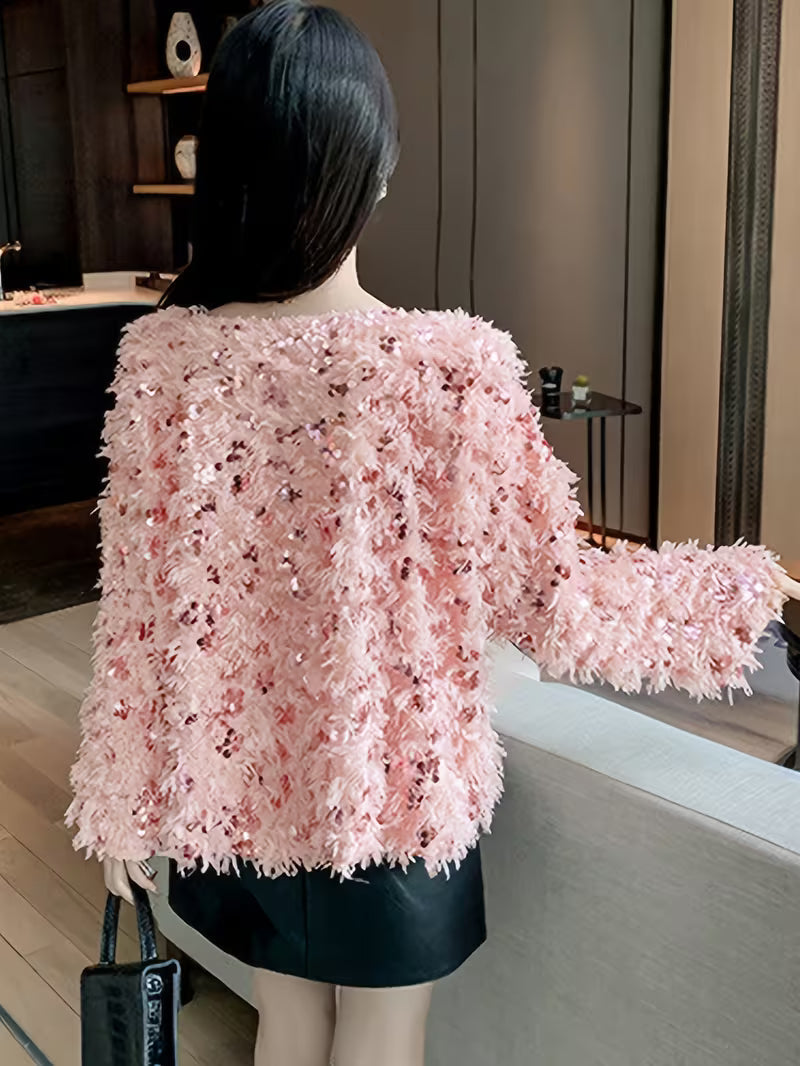 Pull femme avec décolleté bateau et surface à franges ainsi que décorations en sequins
