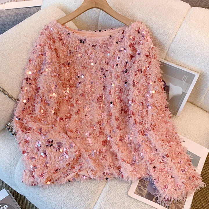 Pull femme avec décolleté bateau et surface à franges ainsi que décorations en sequins