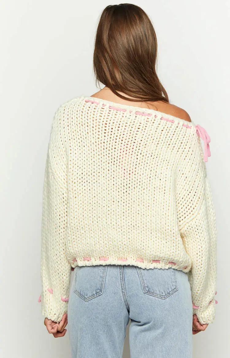 Pull en laine pour femmes avec un large décolleté bateau et des détails en nœud rose