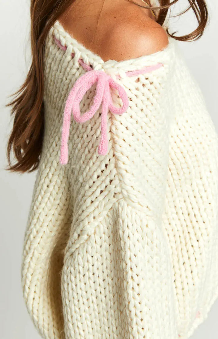 Pull en laine pour femmes avec un large décolleté bateau et des détails en nœud rose