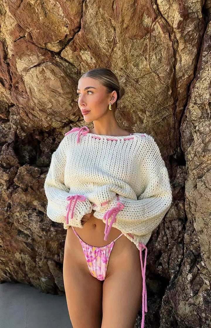 Pull en laine pour femmes avec un large décolleté bateau et des détails en nœud rose