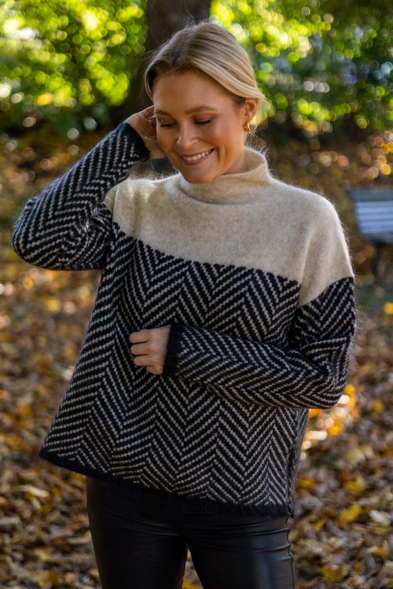 Greta | Pull à col roulé oversized pour femmes en motif chevrons