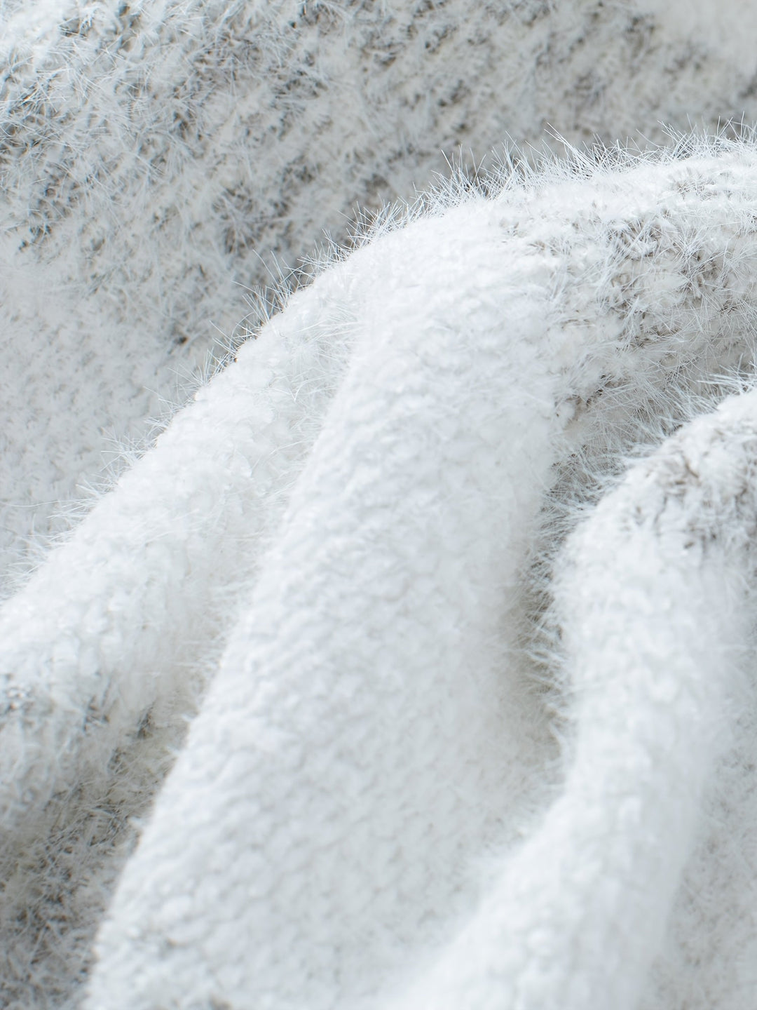 Pull à col roulé pour femmes avec rayures horizontales, manches longues et surface texturée