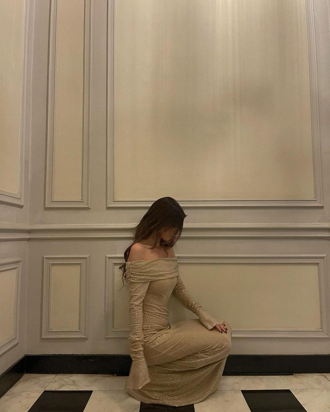 Robe maxi à paillettes sans épaules pour femmes avec manches longues