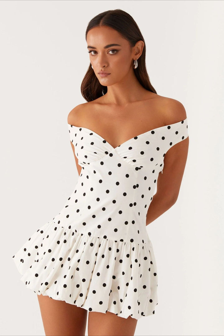 Robe mini sans manches pour femmes avec décolleté en cœur et motif à pois, ainsi qu'un ourlet à basque et un dos ouvert