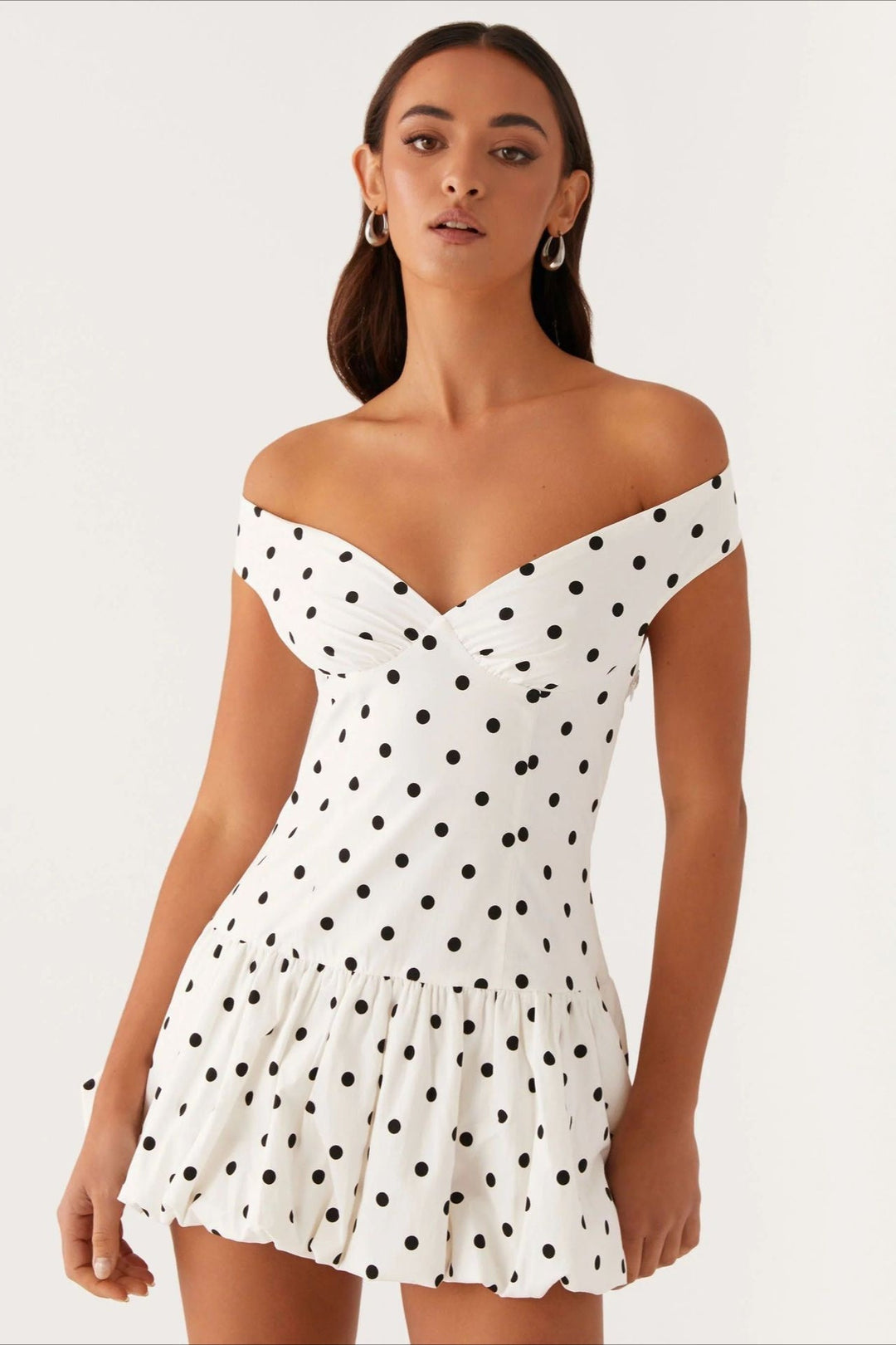 Robe mini sans manches pour femmes avec décolleté en cœur et motif à pois, ainsi qu'un ourlet à basque et un dos ouvert