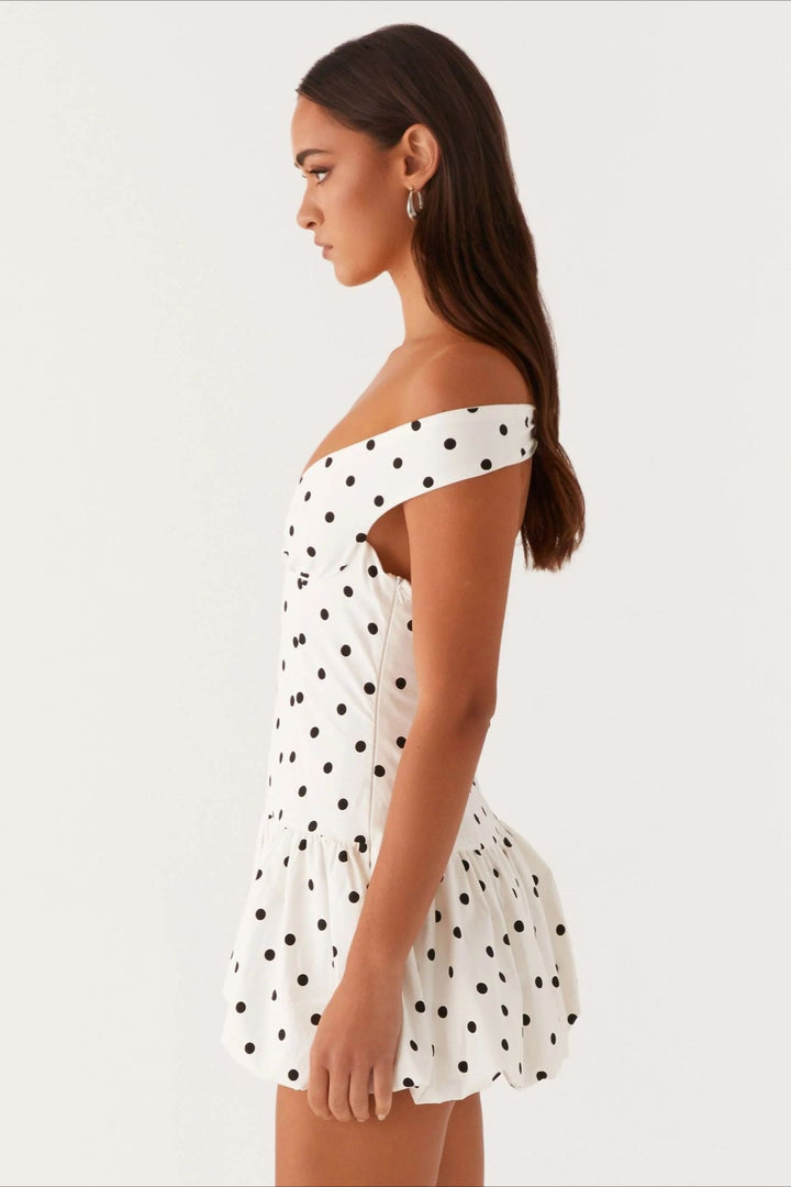 Robe mini sans manches pour femmes avec décolleté en cœur et motif à pois, ainsi qu'un ourlet à basque et un dos ouvert