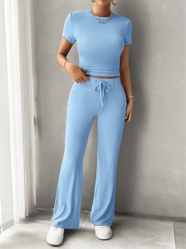 Ensemble pour femmes avec manches courtes, jambes larges et cordon de serrage