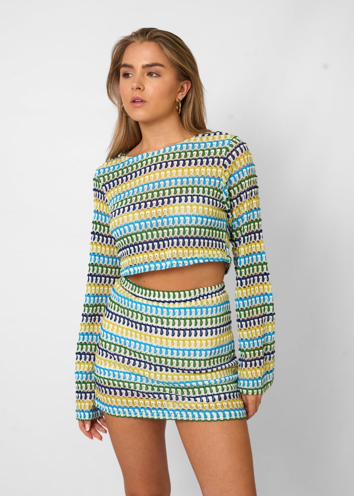 Ensemble pour femmes avec motif multicolore, crop-top à manches longues et mini-jupe