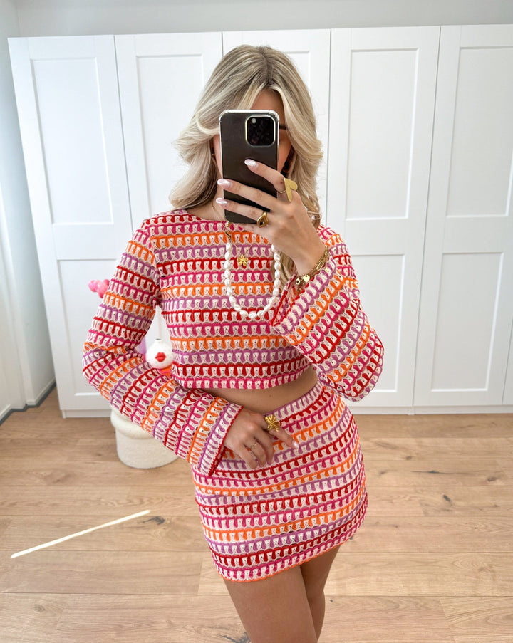 Ensemble pour femmes avec motif multicolore, crop-top à manches longues et mini-jupe