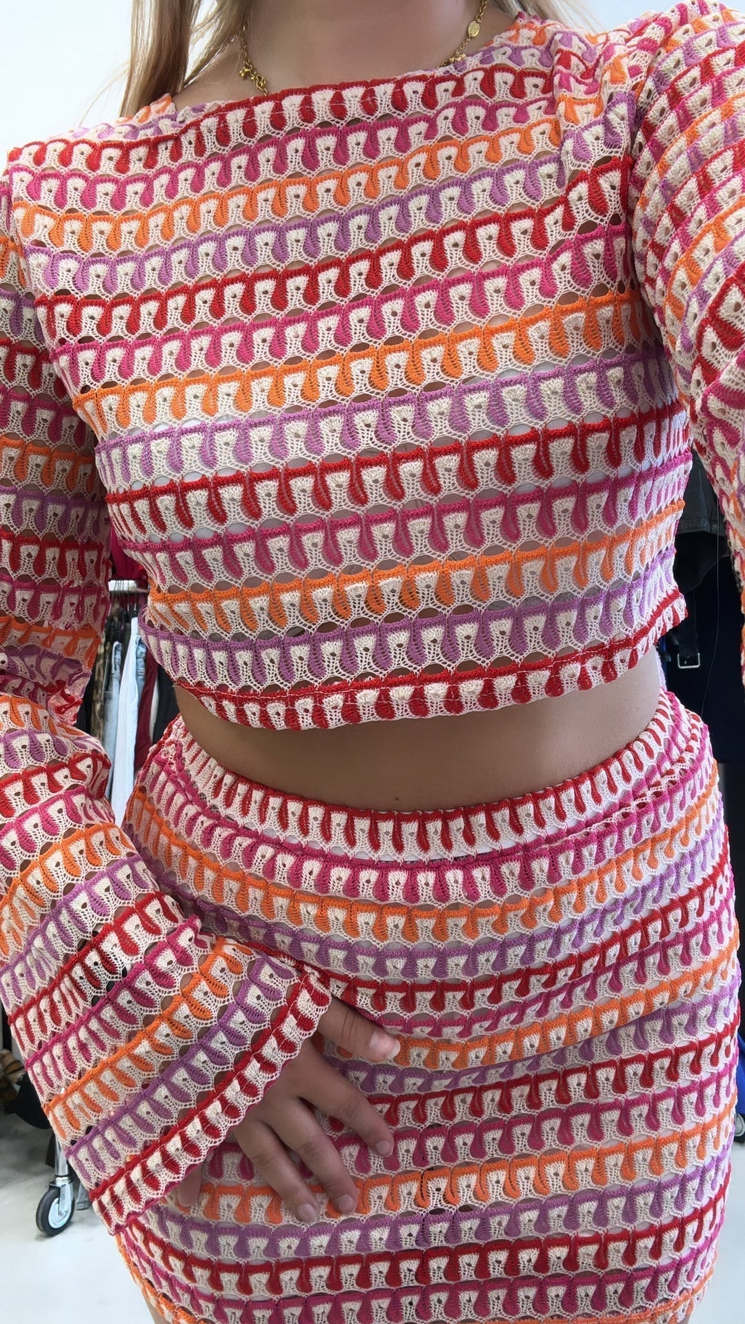 Ensemble pour femmes avec motif multicolore, crop-top à manches longues et mini-jupe