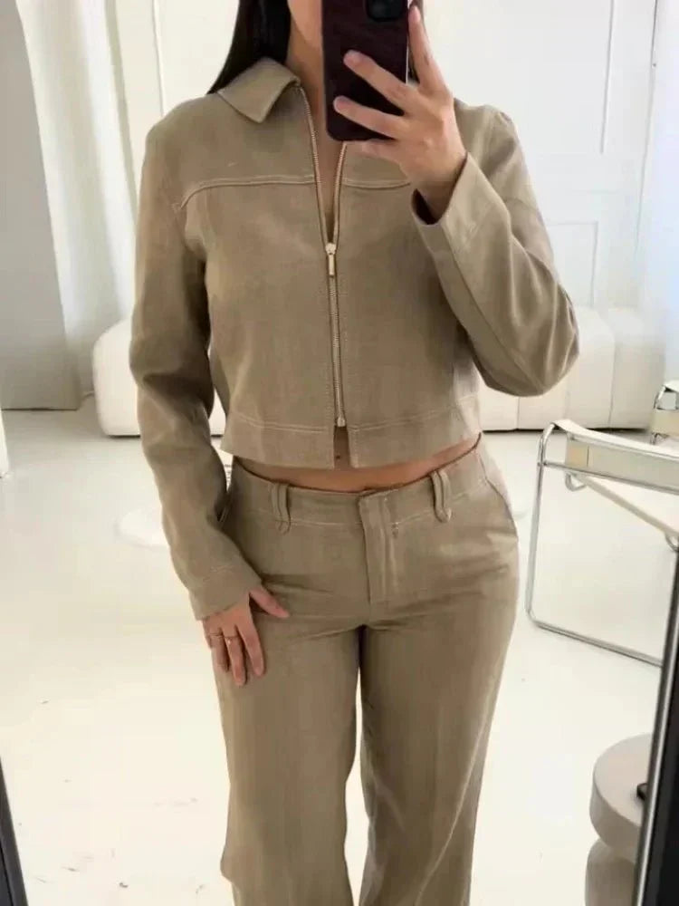 Ensemble femme avec veste zippée, col chemise et jambe de pantalon large