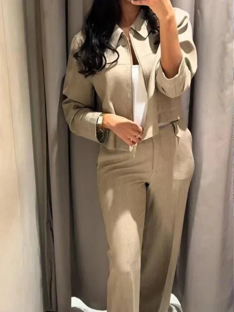 Ensemble femme avec veste zippée, col chemise et jambe de pantalon large