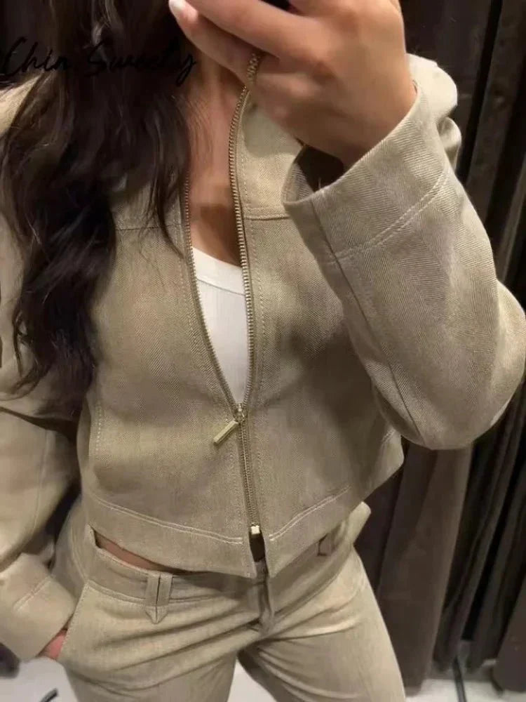 Ensemble femme avec veste zippée, col chemise et jambe de pantalon large
