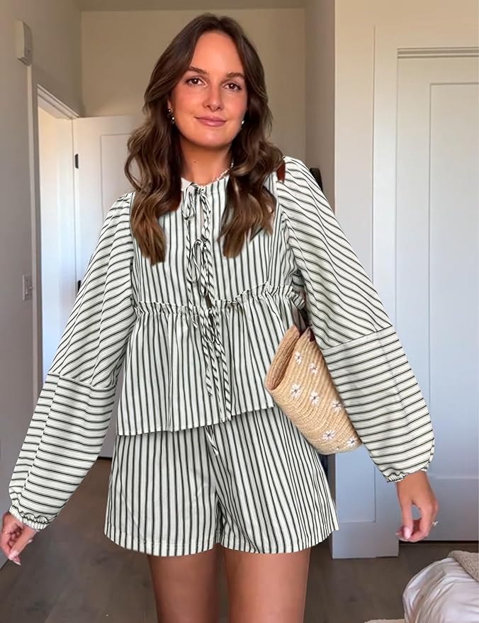 Ensemble pour femmes avec motif rayé, manches bouffantes et short
