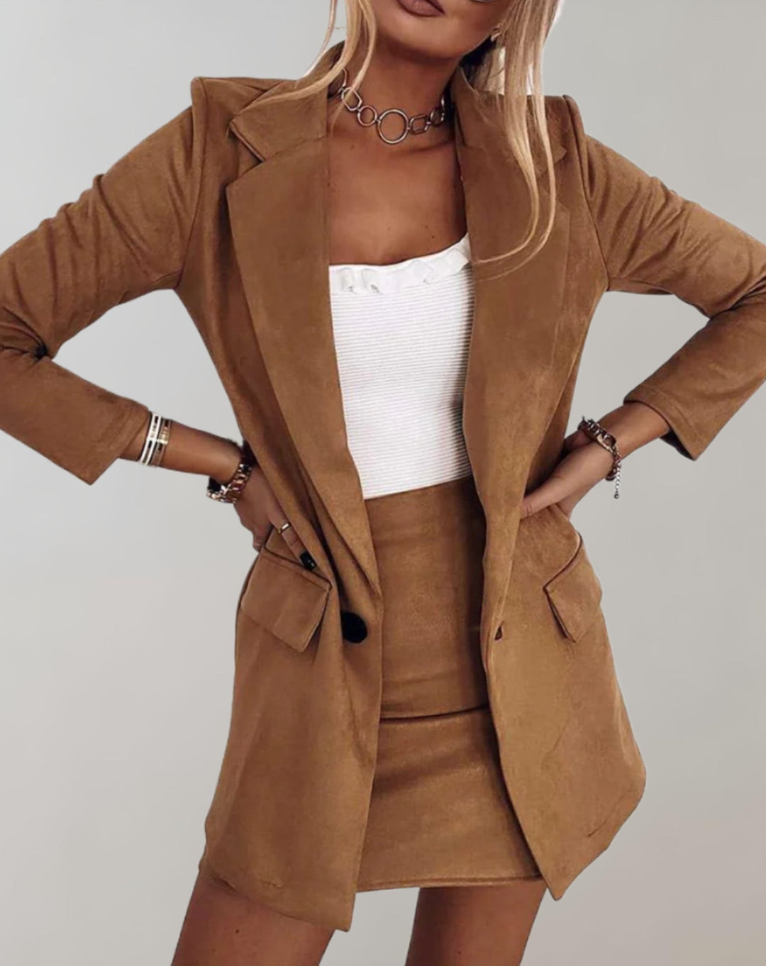 Ensemble femme avec blazer et mini-jupe