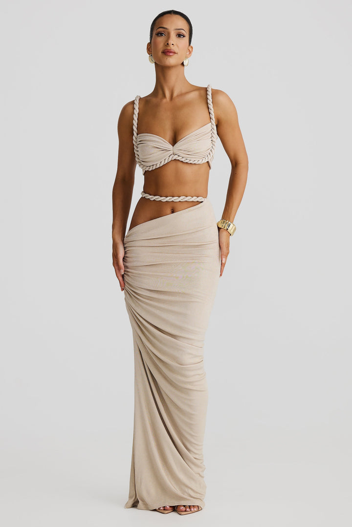 Ensemble femme avec haut bustier et jupe maxi à bretelles tressées et fronces latérales