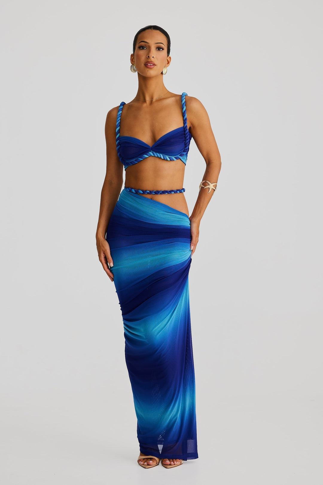 Ensemble femme avec haut bustier et jupe maxi à bretelles tressées et fronces latérales