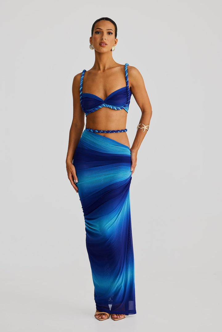 Ensemble femme avec haut bustier et jupe maxi à bretelles tressées et fronces latérales