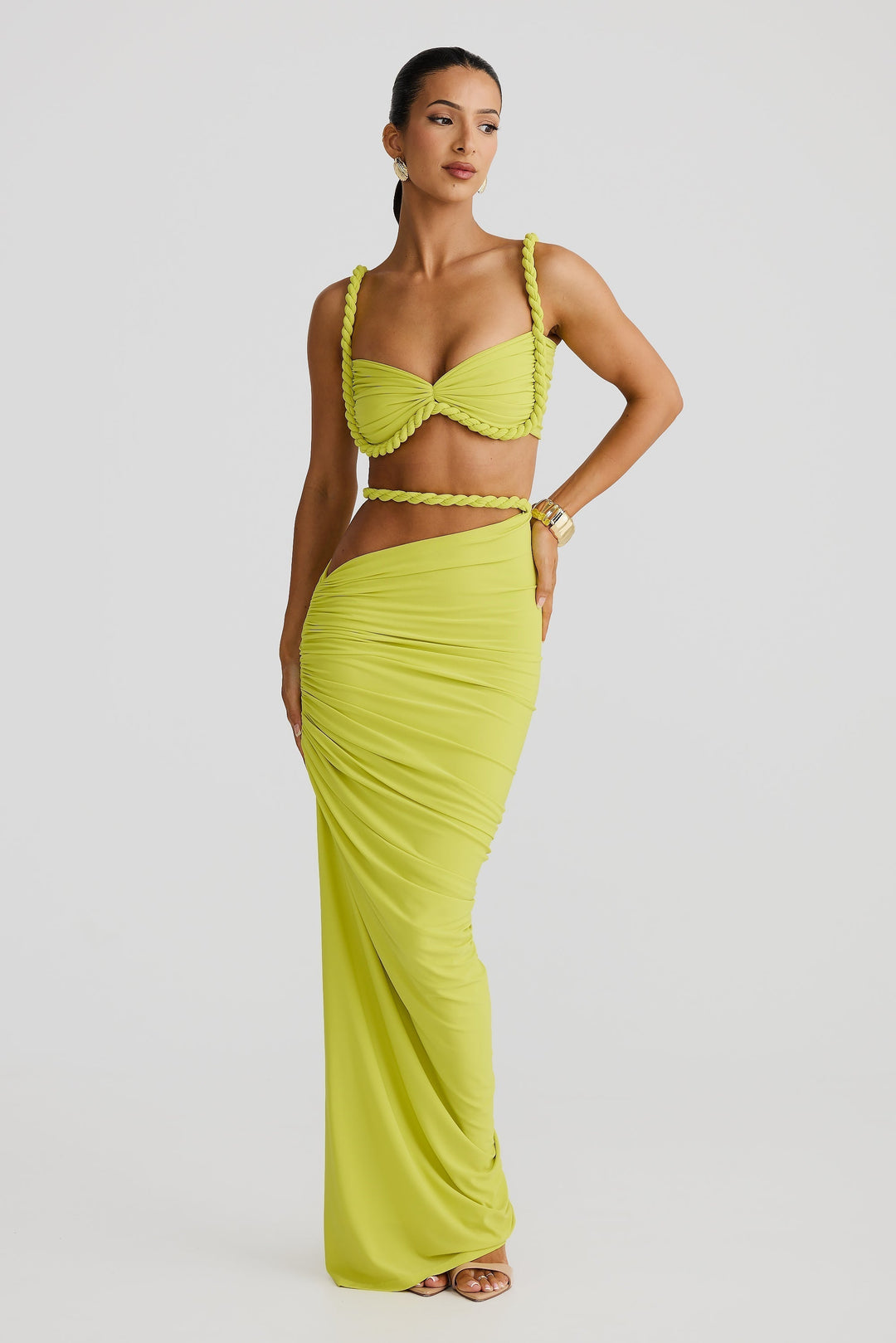 Ensemble femme avec haut bustier et jupe maxi à bretelles tressées et fronces latérales