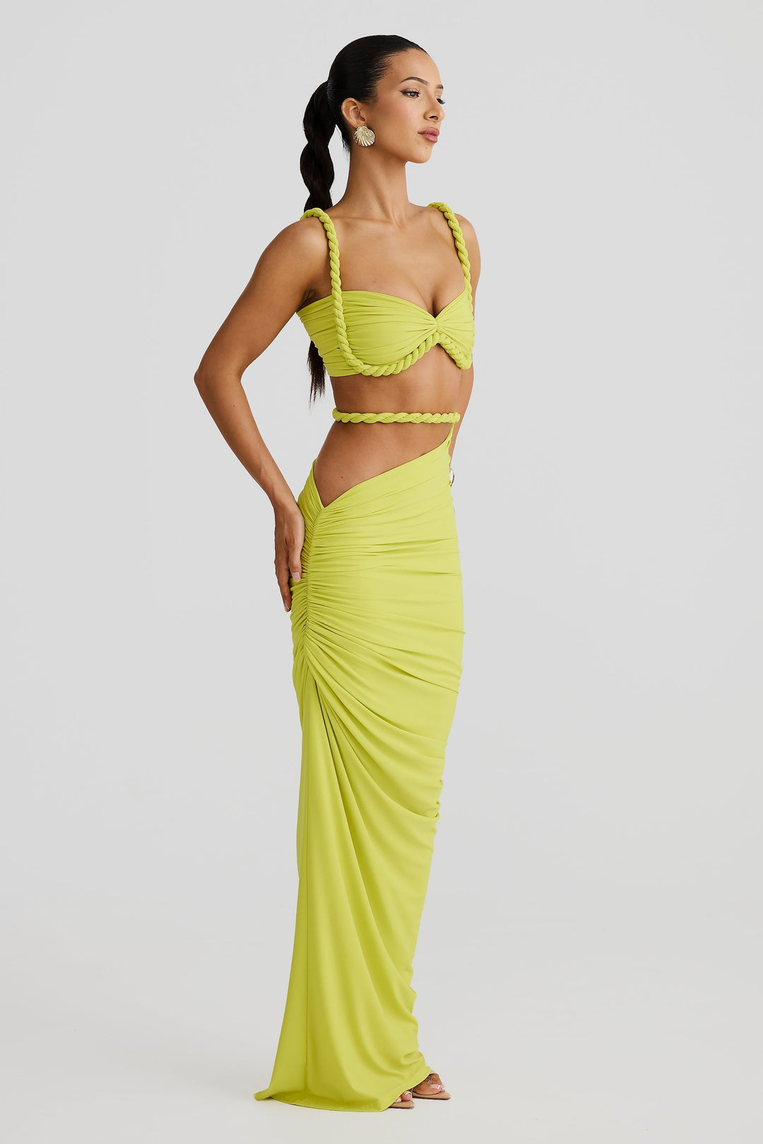 Ensemble femme avec haut bustier et jupe maxi à bretelles tressées et fronces latérales