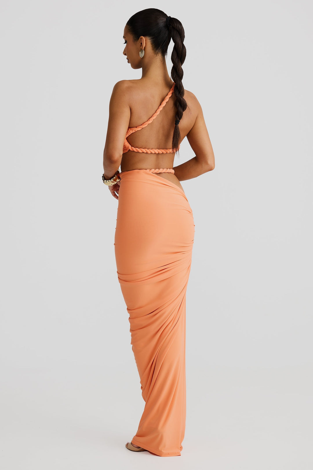 Ensemble femme avec haut bustier et jupe maxi à bretelles tressées et fronces latérales