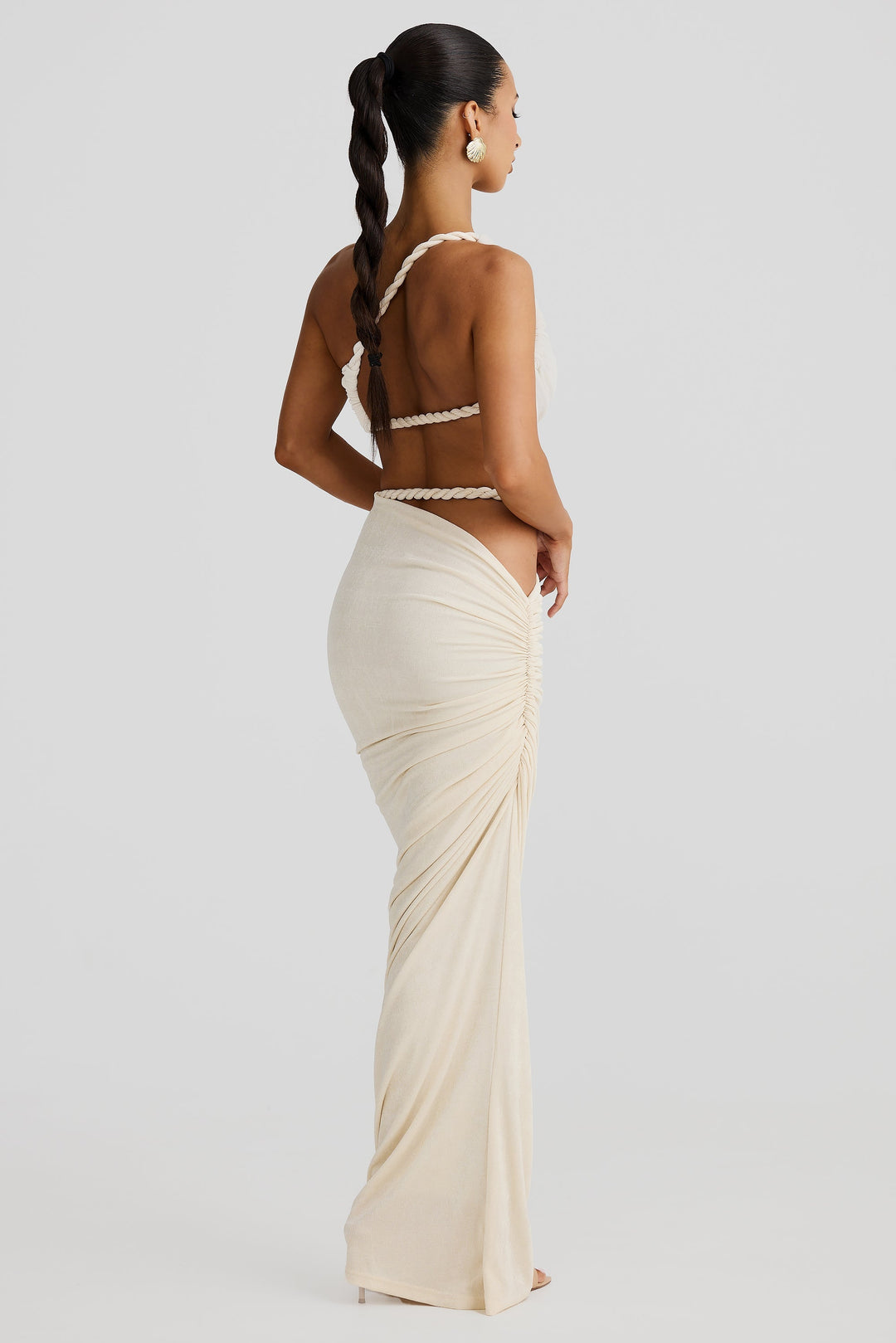 Ensemble femme avec haut bustier et jupe maxi à bretelles tressées et fronces latérales