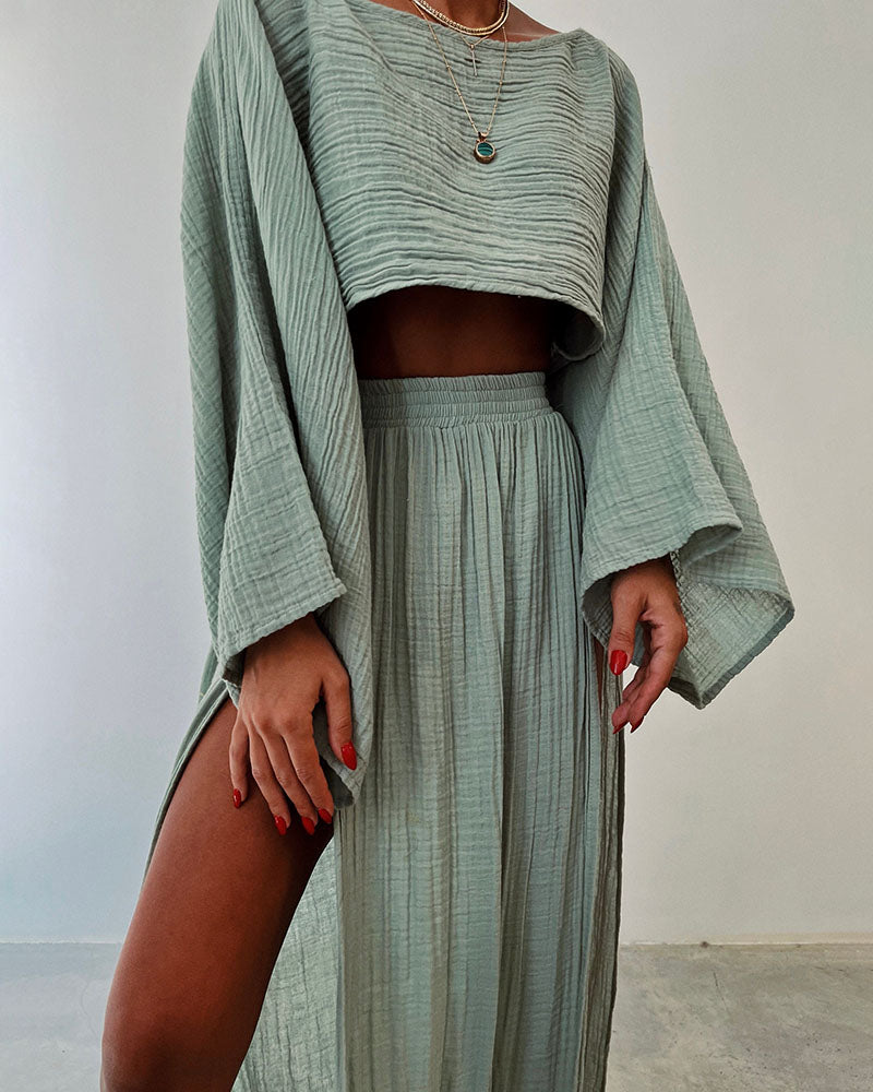 Ensemble femme avec crop-top et maxi-jupe fendue sur le côté