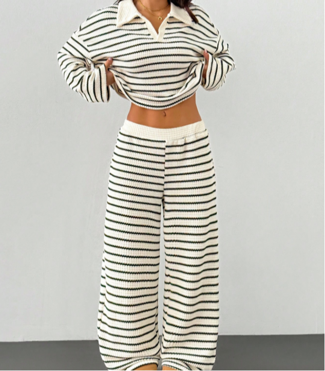 Ensemble pour femmes avec haut rayé et pantalon