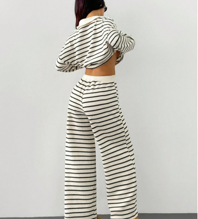 Ensemble pour femmes avec haut rayé et pantalon