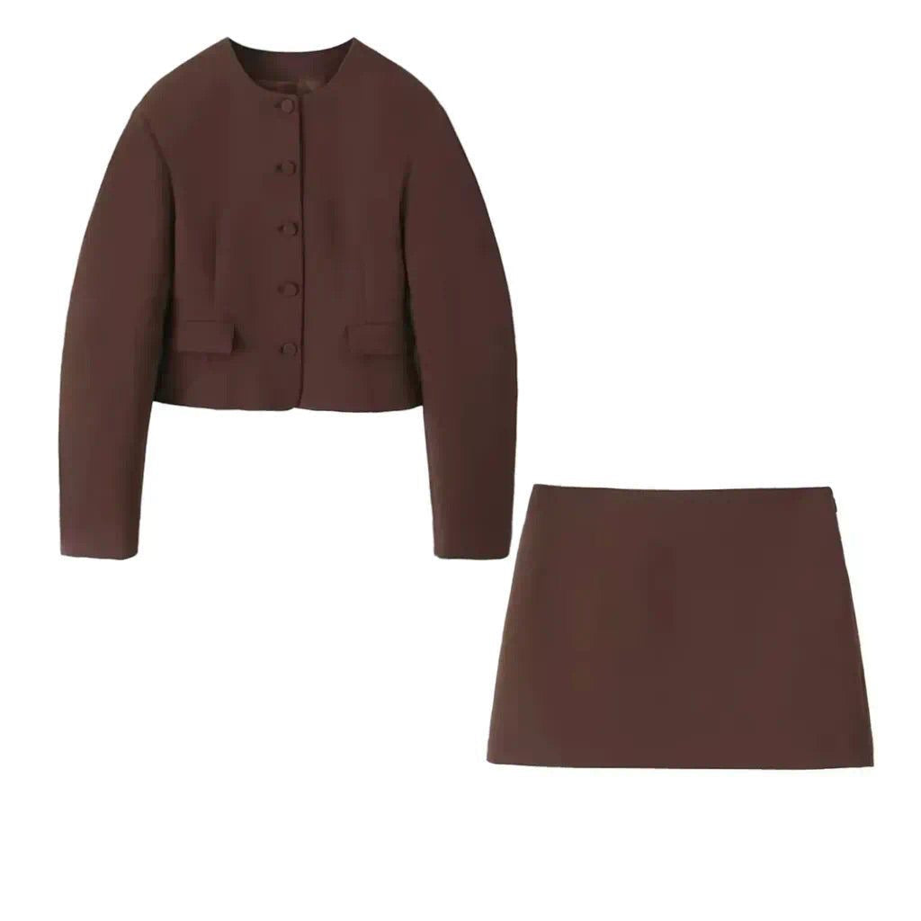 Ensemble femme avec veste et mini-jupe à boutons