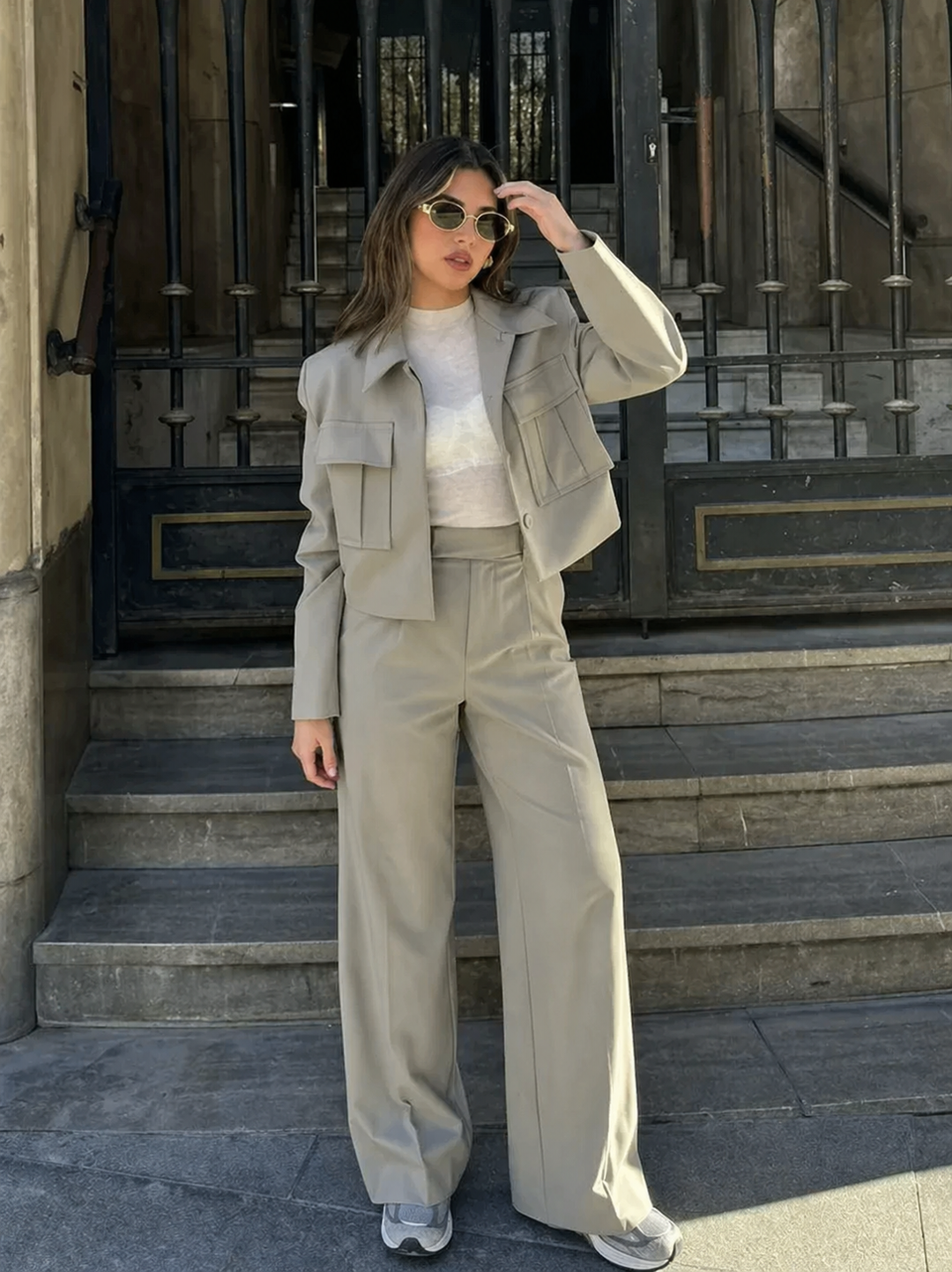 Ensemble Femme avec Veste Courte et Col Pointu et Pantalon Large Taille Haute