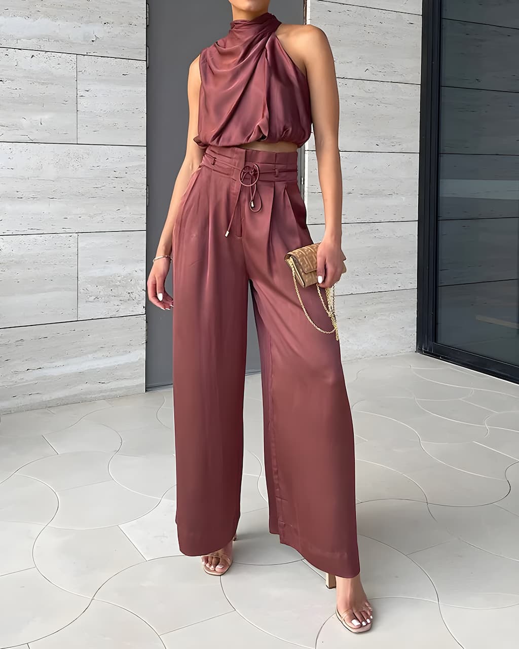 Ensemble femme avec top à col halter et pantalon