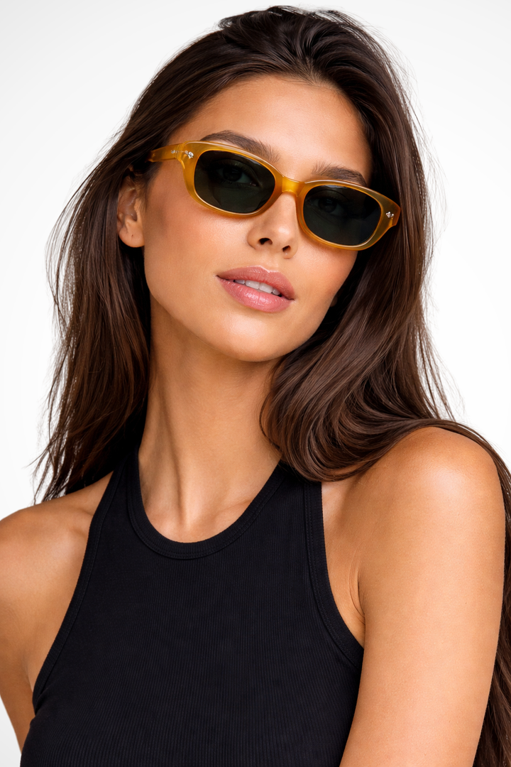 Lunettes de soleil pour femmes avec monture rectangulaire et coins biseautés