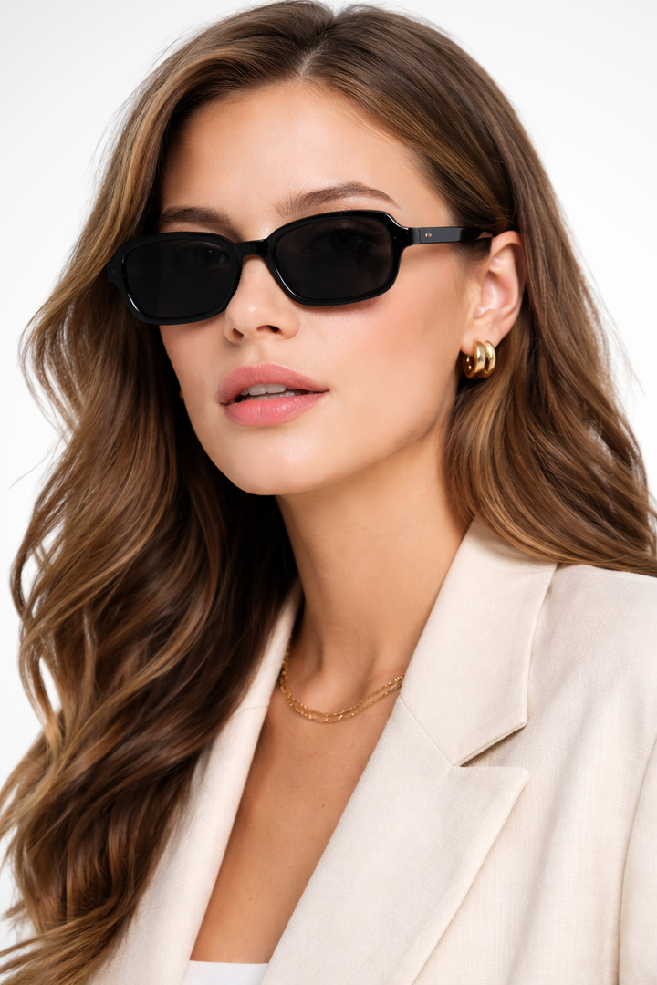 Lunettes de soleil pour femmes avec monture rectangulaire et coins biseautés