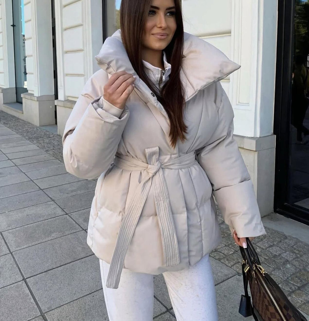 Veste matelassée pour femmes avec col montant surdimensionné et ceinture à nouer